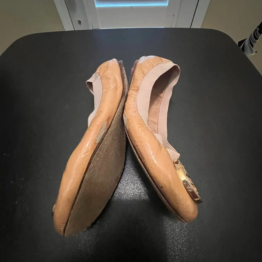Tory Burch size 8.5 carolina ballerina flat shoes patent round toe stretch tan